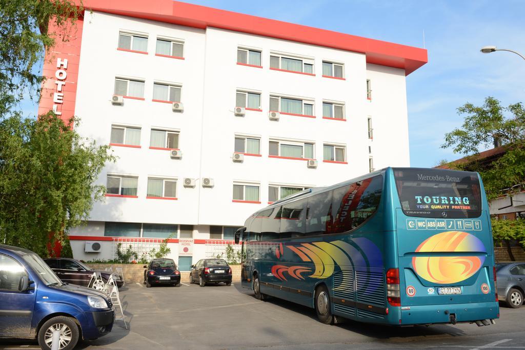 Select Hotel